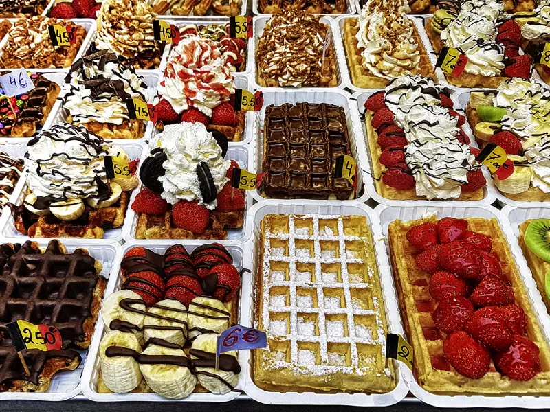 Eine typisch belgische Spezialität sind die köstlichen Waffeln, die wir an jeder Ecke sehen und probieren können. Sie sind einfach ein Genuss, ob pur, gezuckert oder mit reichhaltigen Toppings.