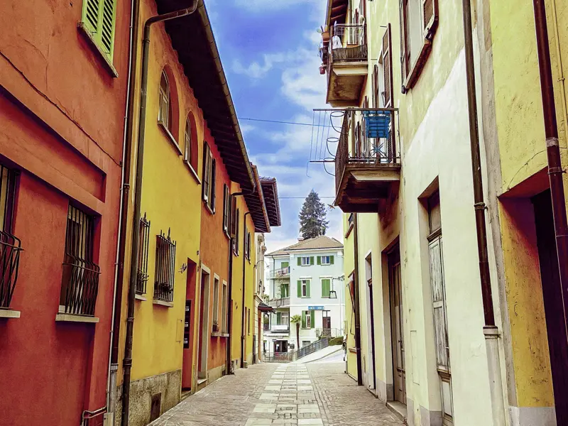 Südländisches Flair verströmt die Altstadt von Lugano. In den engen Gassen mit bunten Häusern bieten sich viele spannende Fotomotive. Auf unserer Studienreise ins Tessin haben wir Lugano als Standort für Sie gewählt.