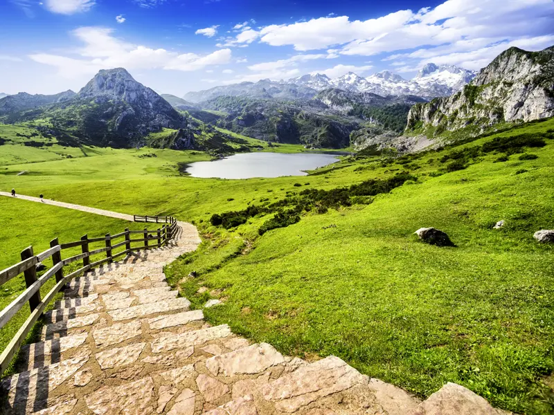 Auf unserer Studienreise durch Spaniens grünen Norden fühlen wir uns vor dem grandiosen Bergpanorama fast wie in den Alpen. Unsere Wanderung in den Picos de Europa führt an funkelnden Bergseen und sattgrünen Almen entlang.