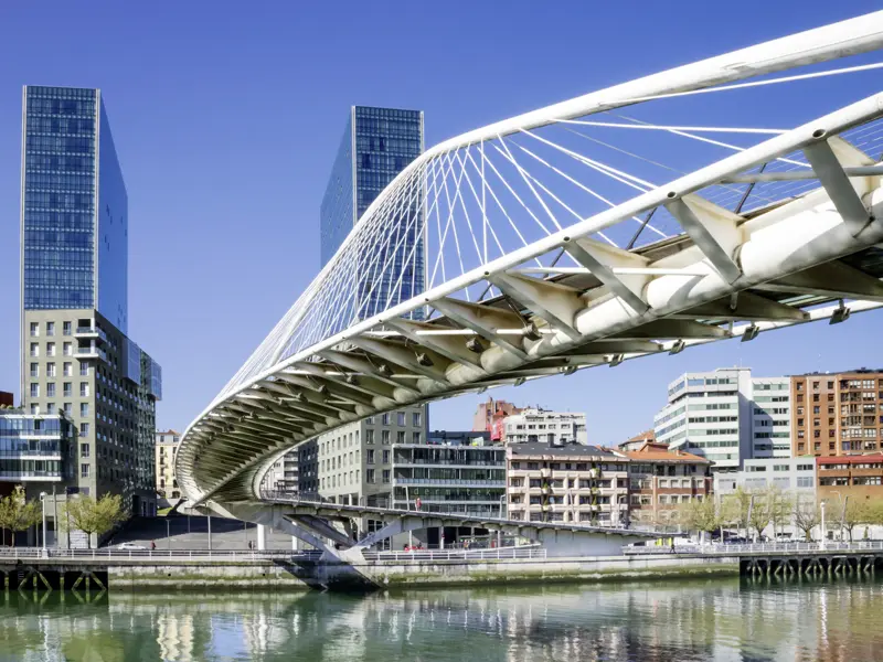 Unsere Studiosus-Rundreise durch Spaniens Norden beginnt in Bilbao, das einem Architekturmuseum unter freiem Himmel gleicht. Futuristisch anmutend schwingt sich die Zubizuri-Brücke über den Río Nervión. Wir besuchen das Guggenheim-Museum, bevor wir Kurs auf Asturien nehmen.