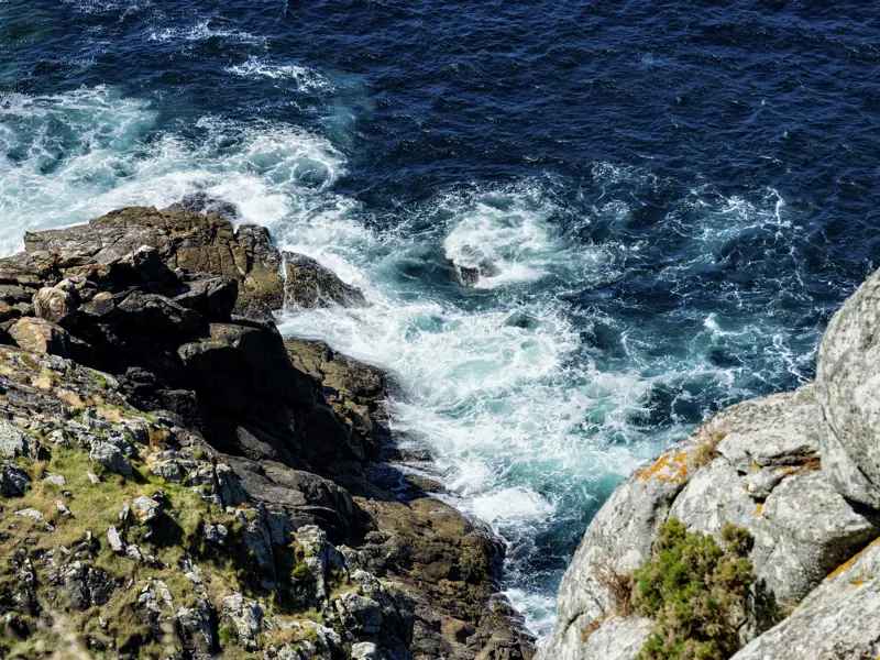 Auf unserer Studienreise durch Galicien erleben wir den ursprünglichen Nordwesten Spaniens mit seinen wilden Küsten wie hier am Kap Finisterre.