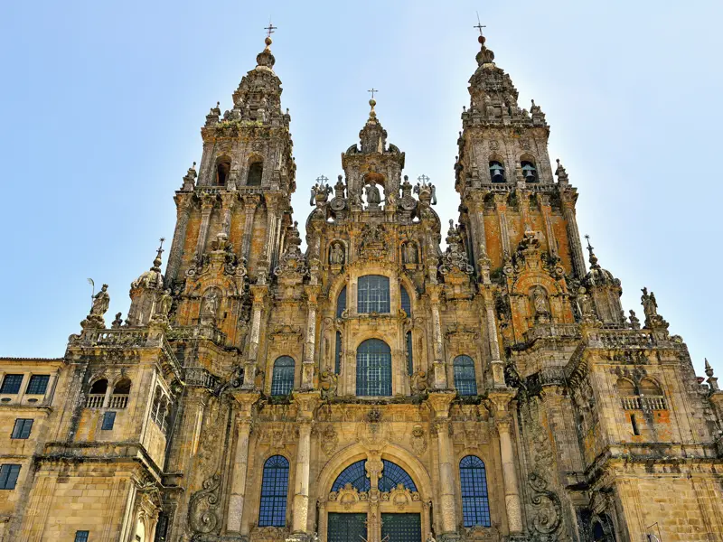 Unsere Studienreise durch Galicien beginnt am Sehnsuchtsziel vieler Pilger: der Kathedrale von Santiago de Compostela (UNESCO-Weltkulturerbe). Mit etwas Glück erleben wir beim Besuch der Pilgermesse, wie das tonnenschwere Weihrauchfass Botafumeiro durch das Kirchenschiff saust.