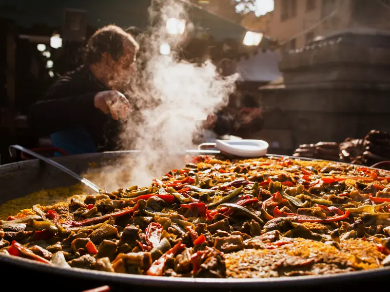 Im Dorf El Palmar wurde der kulinarische Exportschlager der 
Region erfunden: die Paella! Sicher genießen auch wir auf unserer zehntägigen Studienreise dieses hervorragende Gericht!