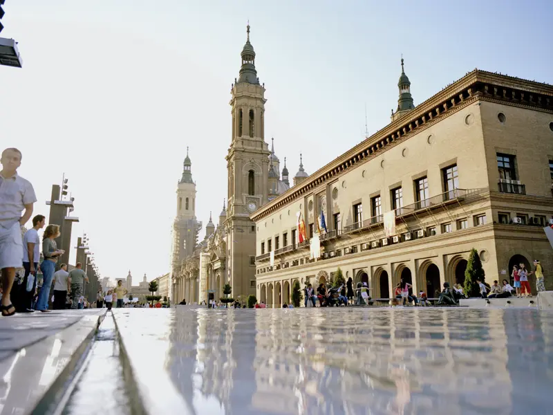 In Saragossa, der Hauptstadt Aragoniens, besuchen wir auf dieser Studienreise die barocke Basilika Nuestra Señora del Pilar, wo die Jungfrau Maria dem heiligen Jakobus erschien.