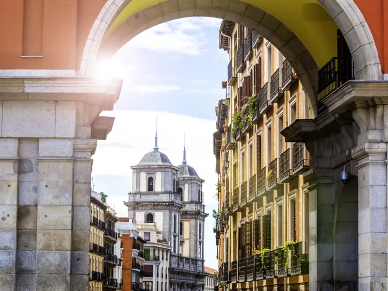 In der trendigen Metropole Madrid sind wir auf unserer Studienreise auf Entdeckungstour in der Altstadt unterwegs.