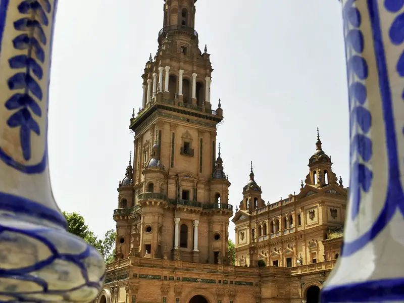 Auf unserer achttägigen Studienreise durch Andalusien erkunden wir auch die Highlights von Sevilla - wie wäre es mit einem Spaziergang zur Plaza de España?