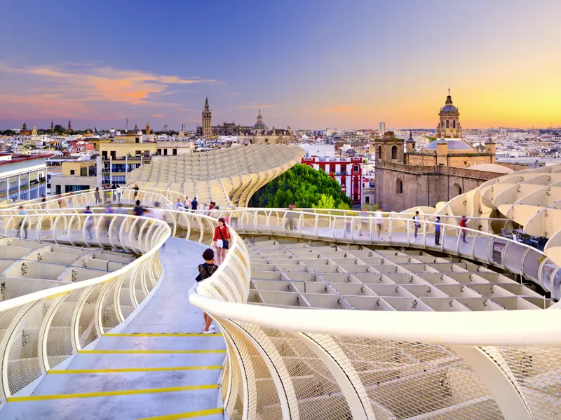 In Sevilla erkunden wir auf unserer Rundreise durch Andalusien die Altstadt mit der Kathedrale, dem Alcázar und die Setas de Sevilla.