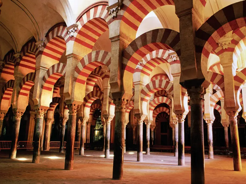 Ein Blick auf den Säulenwald mit seinen Hufeisenbögen in der Mezquita von Córdoba. Dies und vieles mehr werden Sie auf der Studienreise mit Studiosus nach Andalusien entdecken.