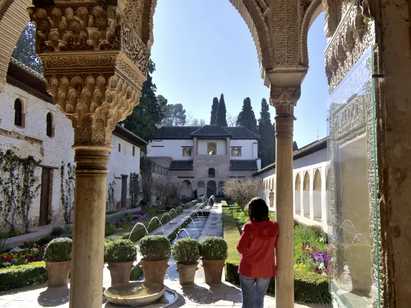 Der Besuch der Alhambra in Granada klingt auf unserer Reise nach Andalusien mit entspannten Erkundungen in den Gärten des Generalife aus.