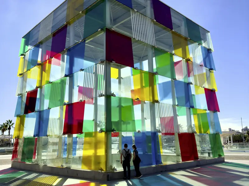 Im Hafen von Málaga, wo sich der Kreis unserer Studienreise nach Andalusien schließt, steht das originelle Gebäude El Cubo, Ableger des Pariser Centre Pompidou mit mehr als 80 Werken großer Künstler.