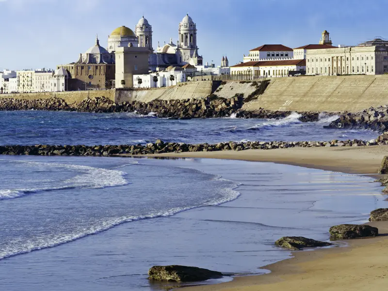 Im Hafen von Cádiz ankerten schon Phönizier, Römer und Araber. Nach einem Facelift der Plätze, Paläste und Promenaden strahlt die Atlantikschönheit wieder in vollem Glanz. Wir schnuppern eine große Prise Meeresbrise und mischen uns beim Sonntagsspaziergang unter die Andalusier.