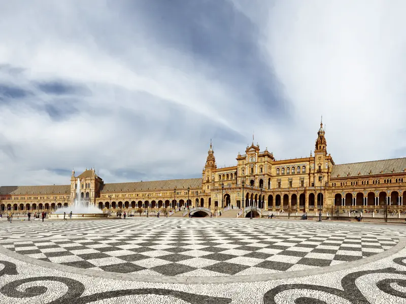 In Andalusiens Hauptstadt Sevilla beeindruckt uns die Plaza de Españar mit ihrer aufwendigen Architektur.