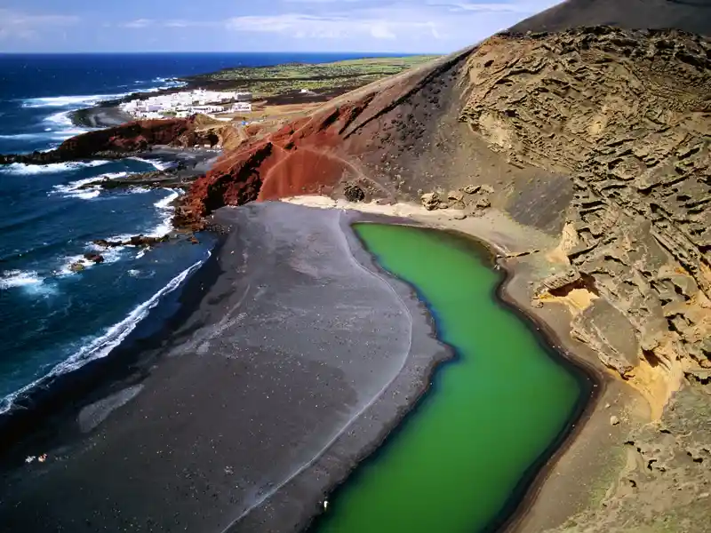 Die zweite Station unserer Studiosus-Reise auf den Kanaren ist Lanzarote, wo uns Feuerberge, Lavafelder und Vulkankegel von fast überirdischer, wilder Schönheit gefangen nehmen.