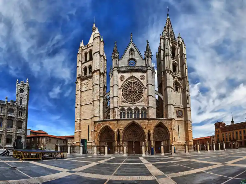 Die Kathedrale von León, eine der wichtigsten Stationen auf dem spanischen Jakobsweg, begeistert uns auf der Studiosus-Wanderreise vor allem durch ihr lichtdurchflutetes Inneres.