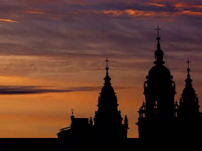 Strahlender Mittelpunkt Galiciens: Santiago de Compostela, wo der Pilgerweg zum heiligen Jakobus sein glanzvolles Finale erlebt.