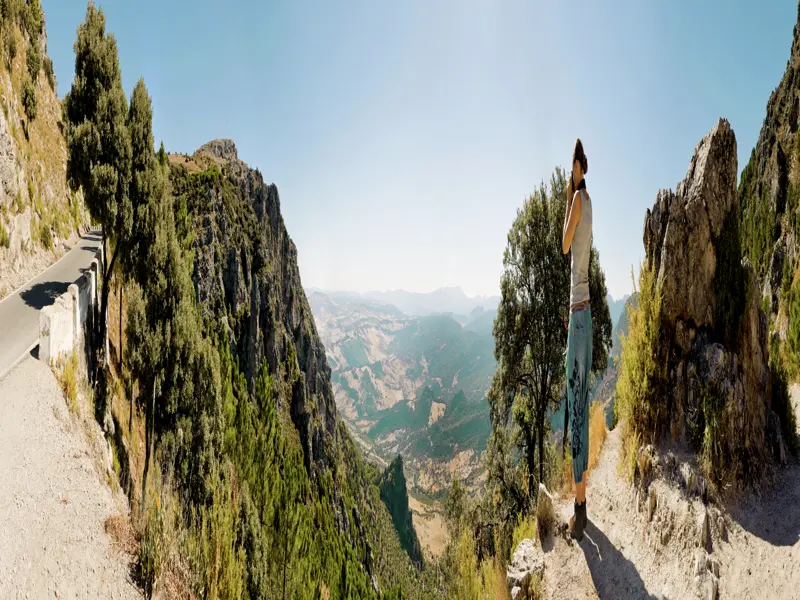 Wir wandern im Naturpark Sierra de Grazalema in Andalusien zwischen knorrigen Steineichen und schroffen Kalkrücken und genießen die Stille und Panoramablicke in der Bergidylle.