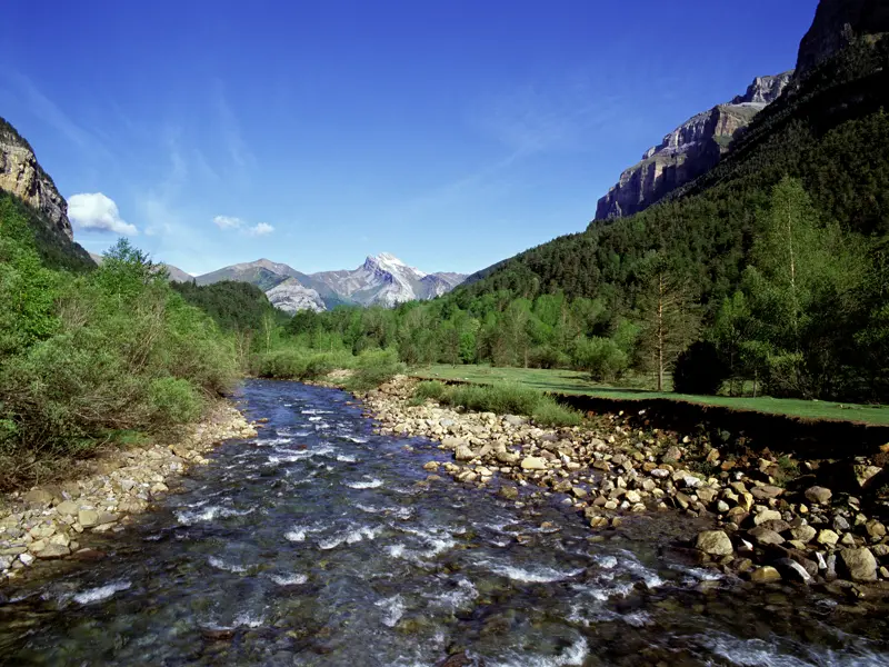 Auf unserer Studienreise durch die Pyrenäen wandern wir durch grüne Täler zu blauen Seen und stürzenden Wasserfällen in Frankreich und Spanien.