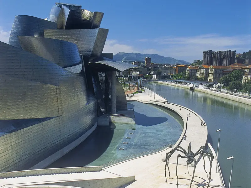 Unsere 15-tägige Wanderreise durch die Pyrenäen beginnt in Bilbao, wo ein Besuch des spektakulären Guggenheim-Museums von Stararchitekt Frank O. Gehry nicht fehlen darf.