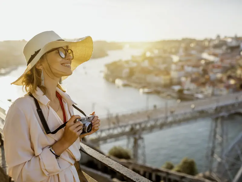 Unsere Studienreise durch Portugal beginnt in Porto, wo Sie von den höher gelegenen Aussichtspunkten tolle Panoramafotos der Stadt machen können.