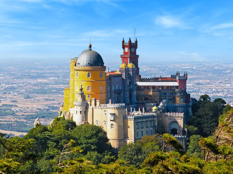 Auf unserer Studienreise zu Portugals Höhepunkten besichtigen wir auch Sintra. Zwar nicht das hier abgebildete Bergschloss Palácio da Pena, früher die Sommerfrische des portugiesischen Königshauses,.aber den Nationalpalast im Ort.