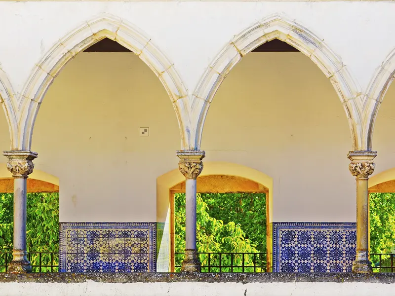 Auf unserer Studienreise durch Portugal führt Sie Ihr Reiseleiter gekonnt durch die bedeutenden historischen Stätten, zum Beispiel durch die Kreuzgänge der Festung in Tomar, auch Christusritterburg genannt.