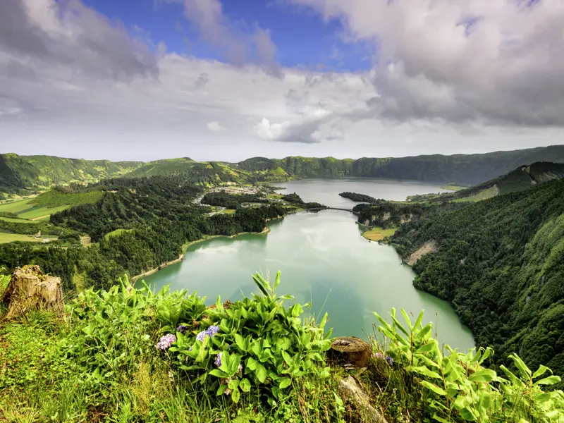 Auf unserer Naturerlebnisreise mit Studiosus auf die Azoren genießen wir auf der Insel Sao Miguel Panoramablicke über die blau und grün leuchtenden Kraterseen von Sete Cidades.