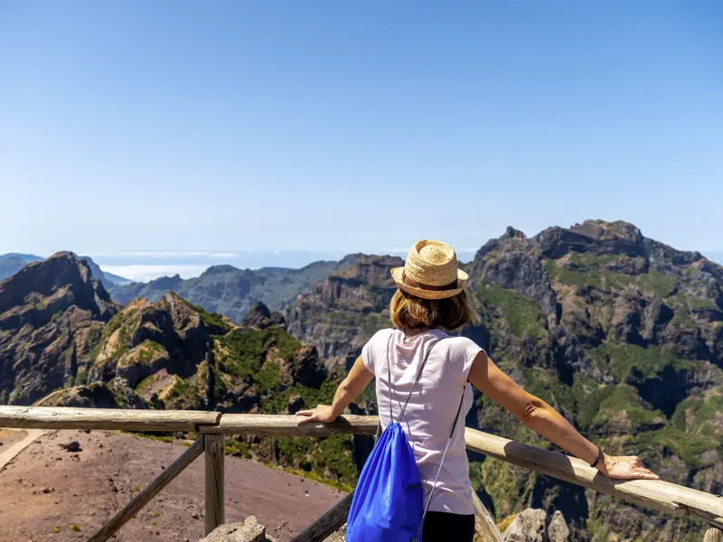 Auf unserer Standortreise nach Madeira unternehmen wir Wanderungen und Ausflüge auch ins Gebirge, das die Mitte der Insel prägt. Hier kann man grnadiose Ausblicke zum Beispiel vom Pico do Ariero, Madeiras zweithöchstem Gipfel genießen.