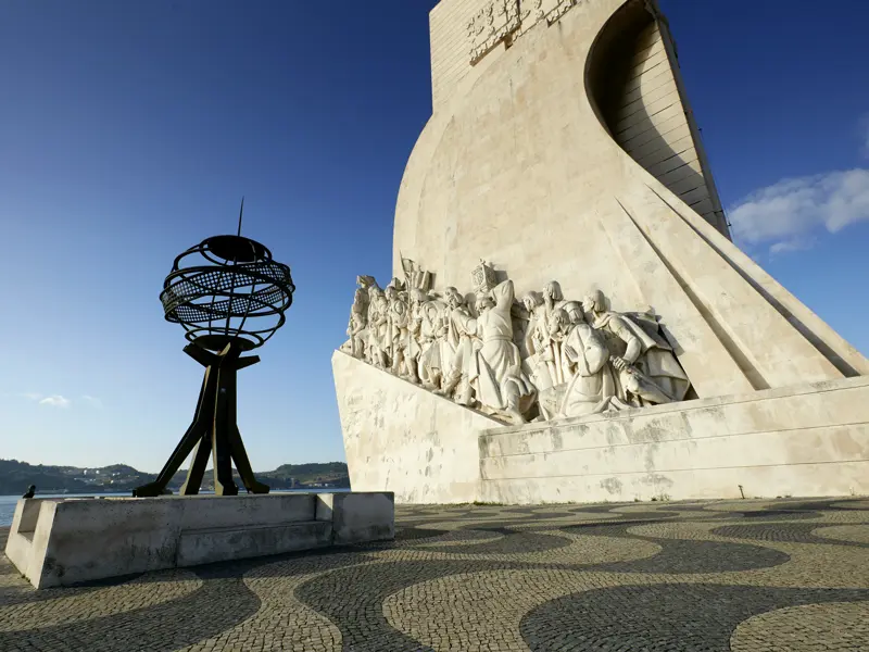 Auf unserer Wanderreise durch Portugal kommen wir auch nach Belém. Hier steht das  Denkmal der Entdeckungen, das den Pionieren der Seefahrt im 16. Jahrhundert gewidmet ist.