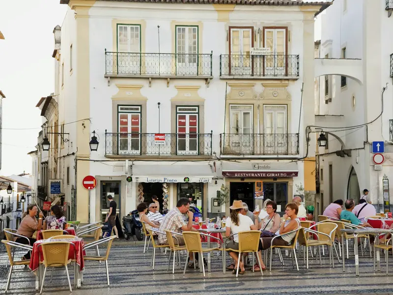 Auf unserer Rundreise durch Portugal mit schönen Wanderungen machen wir Station in Evora. Die weiße Stadt im Alentejo ist auch durch ihre  zahlreichen Straßencafés bekannt.