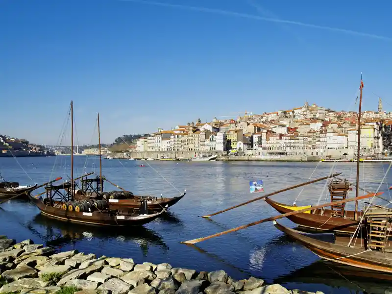 In Porto machen wir auf unserer Portugal-Studienreise mit Muße Station, wir bummeln durch die Gassen der Stadt und unternehmen eine Bootsfahrt auf dem Douro.