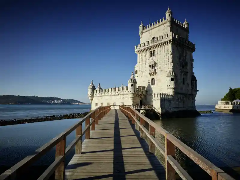 Auf unserer zweiwöchigen Studienreise mit Muße nach Portugal besichtigen wir in Lissabon den Torre de Belém (UNESCO-Welterbe) von außen.