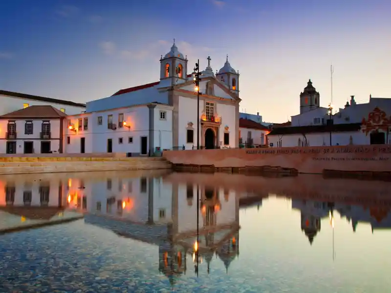 Auf unserer Studienreise mit Muße durch Portugal kommen wir am Reiseende nan die Algarve. Die historischen Altstädte mit ihren Kirchen sind in strahlendem Weis gehalten.