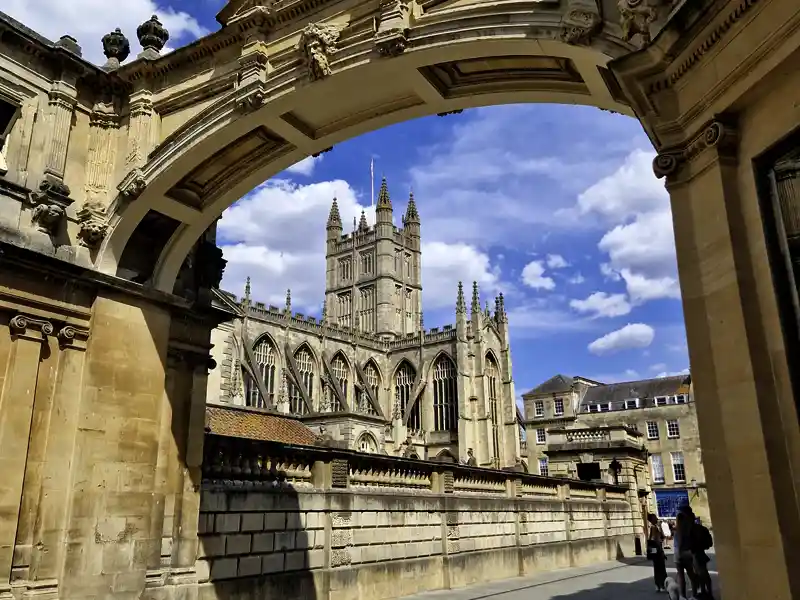 Die Stadt Bath lockt auf unserer 19-tägigen Reise mit dem Komfortbus durch Großbritannien.