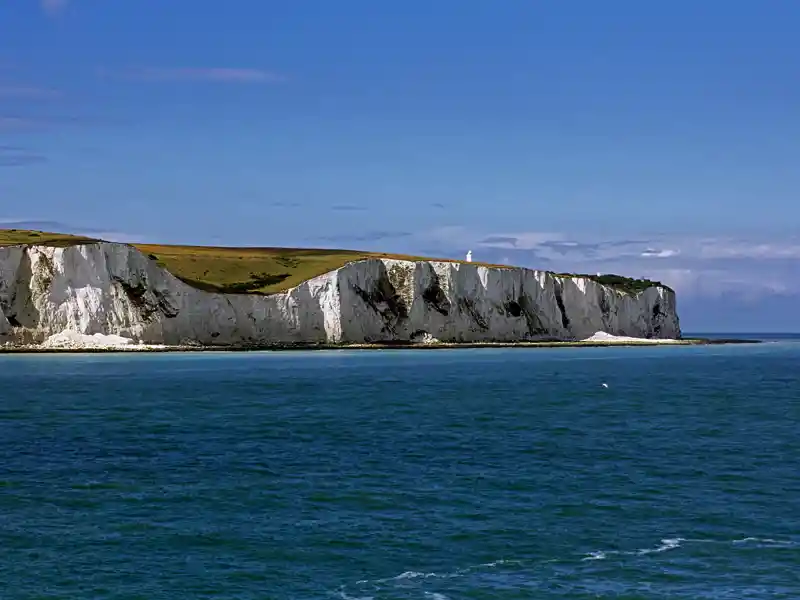 So sehen wir die Kreidefelsen von Dover von der Fähre aus. Wenn wir dabei wehmütig werden, war es eine schöne Zeit auf unserer Komfortbus-Studienreise nach Großbritannien.