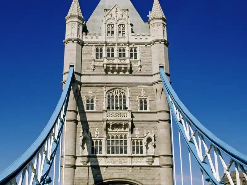 Auf unserer 19-tägigen Rundreise im Komfortbus durch Großbritannien darf die Hauptstadt mit der Tower Bridge nicht fehlen. Das gute Wetter auch nicht.