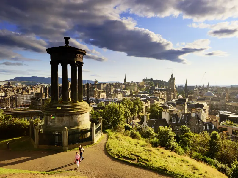 Auf unserer Schottlandrundreise besuchen wir Edinburgh, die schottische Hauptstadt glänzt nicht nur durch ihre Burg.