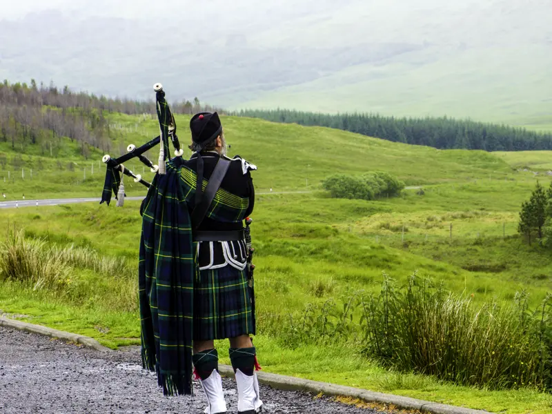 Ob in der Natur oder in den Städten. Überall begegnet uns auf unserer Schottland Rundreise die schottische Kultur in Form ihrere Menschen, die sich gerne traditionell kleiden, wie der Herr hier, der Killt trägt und Dudelsack spielt.