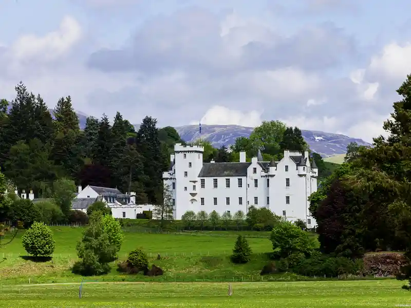 Besuchen Sie mit uns die Blair Castle in Perthshire auf unserer Studienreise durch Schottland und bestaunen Sie die Landschaftsidylle neben der Burg.