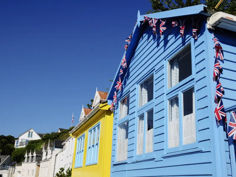 Auf unserer Studienreise zu den Kanalinseln Jersey und Guernsey gewinnen wir viele bunte Eindrücke, so zum Beispiel angesichts dieser Hausfassaden auf Jersey.