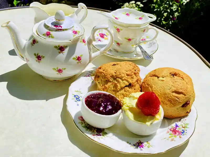 Auf unserer Englandreise genießen wir very Britisch Tea and Scones, natürlich nie ohne Schlagsahne und vorzugsweise mit Erdbeerkonfitüre.