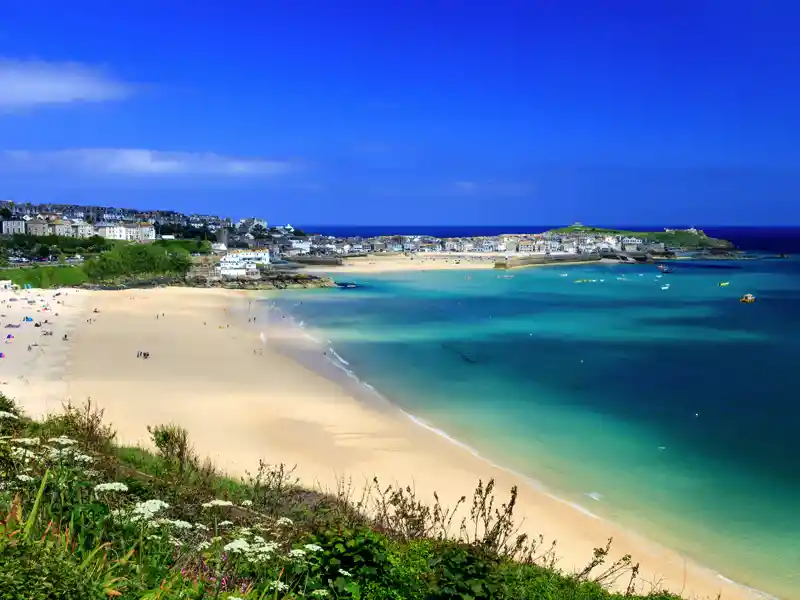 Auf unserer Rundreise durch Südengland sind wir drei Nächte in Cornwall und können die malerischen Strände, wie hier bei St. Ives genießen.