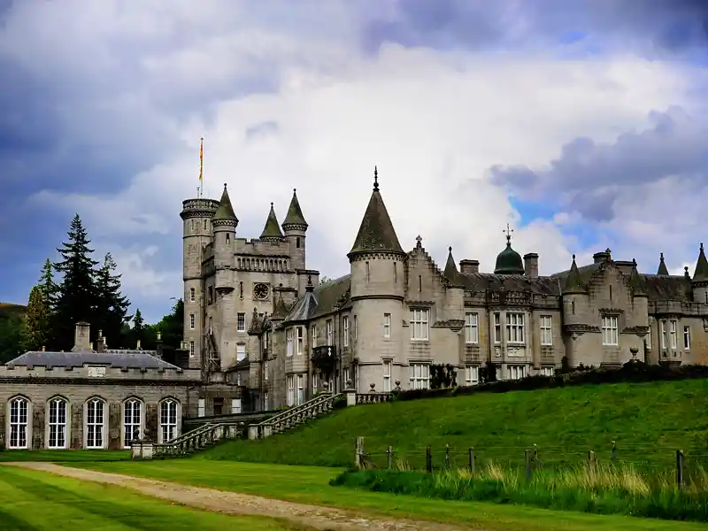 Auf unserer Studienreise Schottland mit Orkney und Shetland besuchen wir Belmoral in den Highlands. Die köigliche Famile verbringt hier seit Jahrzehnten ihre Sommer.