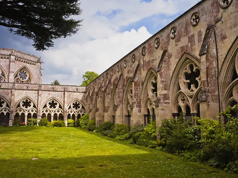 Auf unserer Studienreise nach Südengland besuchen wir den Kreuzgang von Salisbury Cathedral mit dem Kapitelhaus.