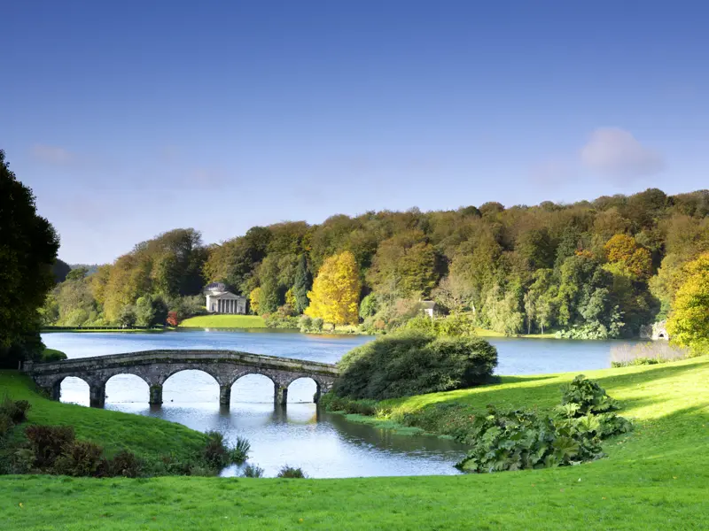 Landschaft und Gartenkunst werden eins: Auf unserer Studienreise nach Südengland besuchen wir natürlich auch Stourhead - ein Bild von einem Landschaftsgarten!