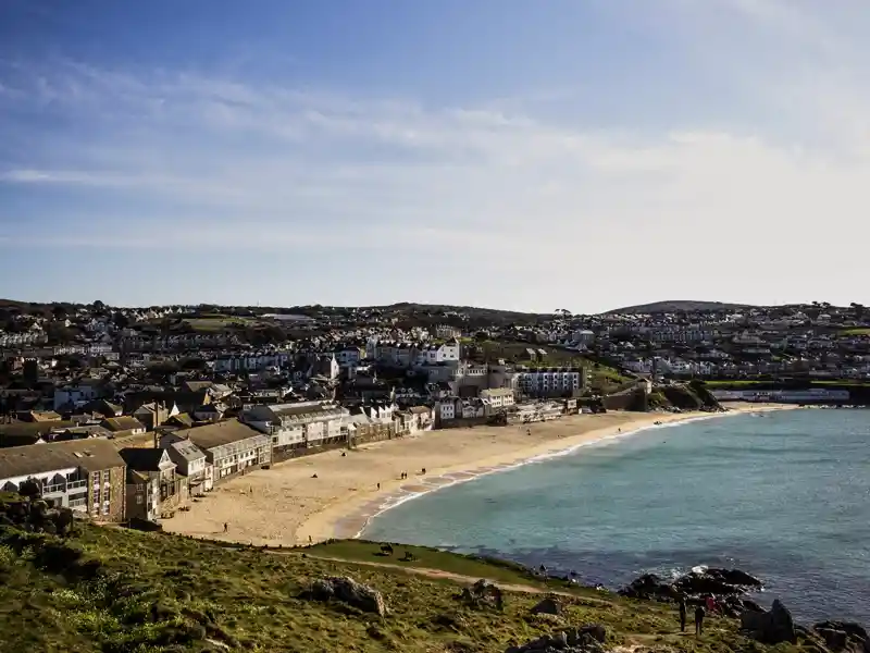 Sie finden, St Ives sieht aus wie Porthkerris in den Rosamunde-Pilcher-Filmen? Stimmt, das ehemalige Fischerdorf inspirierte die Bestsellerautorin. Karibikgrün schimmert das Meer zwischen dem Hafen und den feinen Sandstränden. Beim gemeinsamen Spaziergang fangen wir mit unseren Kameras den größten Schatz des Ortes ein: das magische Licht, das seit eh und je Künstler in den Westen Cornwalls lockt.