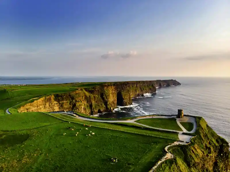 Die spektakulären 200 m hohen Klippen von Moher im County Clare stehen natürlich als Highlight auf der Route unserer Studienreise nach Irland. Hoffentlich haben wir so gutes Wetter wie auf diesem Bild!