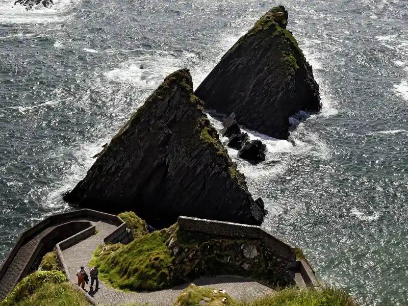 Auf unserer Studienreise durch Irland führt unsere Tour auch auf die Halbinsel Dingle mit ihren Sägezacken-Klippen und Buchten mit goldgelben Stränden in magischem Licht.