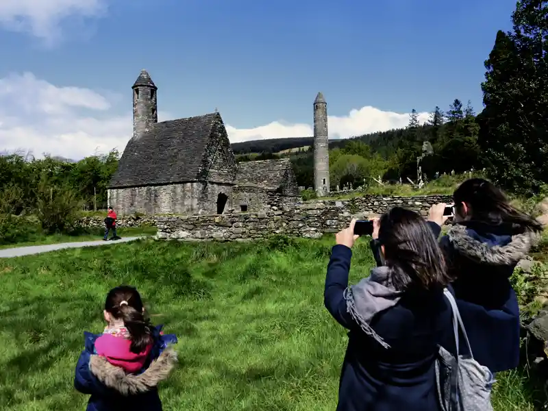 Als abschließenden Höhepunkt unserer Studienreise nach Irland besuchen wir das Kloster von Glendalough in den Wicklowbergen. Hier sehen wir die kleine Steinkirche mit ihren charakteristischen Türmchen, die auch gern "Kevins Kitchen" genannt wird.