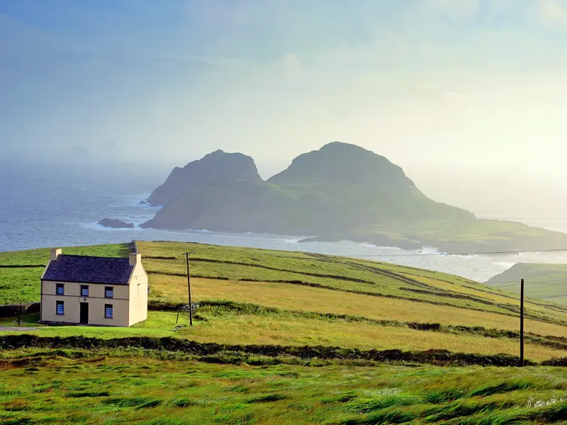 Auf unserer umfassenden Studienreise durch Irland drehen wir an der Westküste eine Runde um den Ring of Kerry und genießen die Ausblicke auf die malerische Schärenküste.