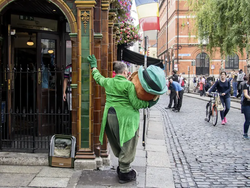 Auf unserer umfassenden Studienreise durch Irland unternehmen wir im beliebten Dubliner Stadtviertel Temple Bar einen Spaziergang. Straßenkünstler und Musiker schaffen dort eine lebendige Atmosphäre.